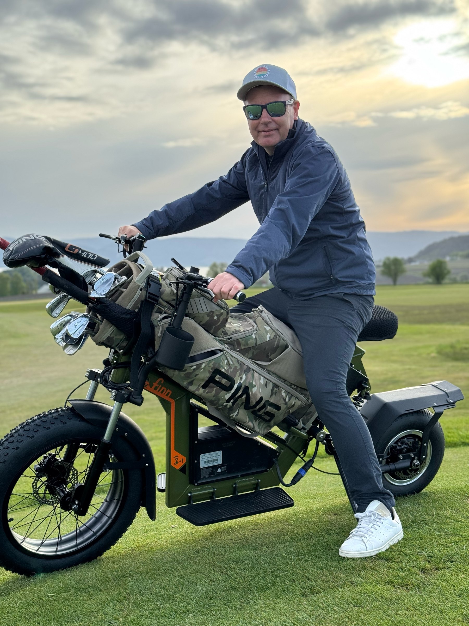 Reidar Stølan, General Manager at Byneset Golfclub, on a Finn scooter at the course